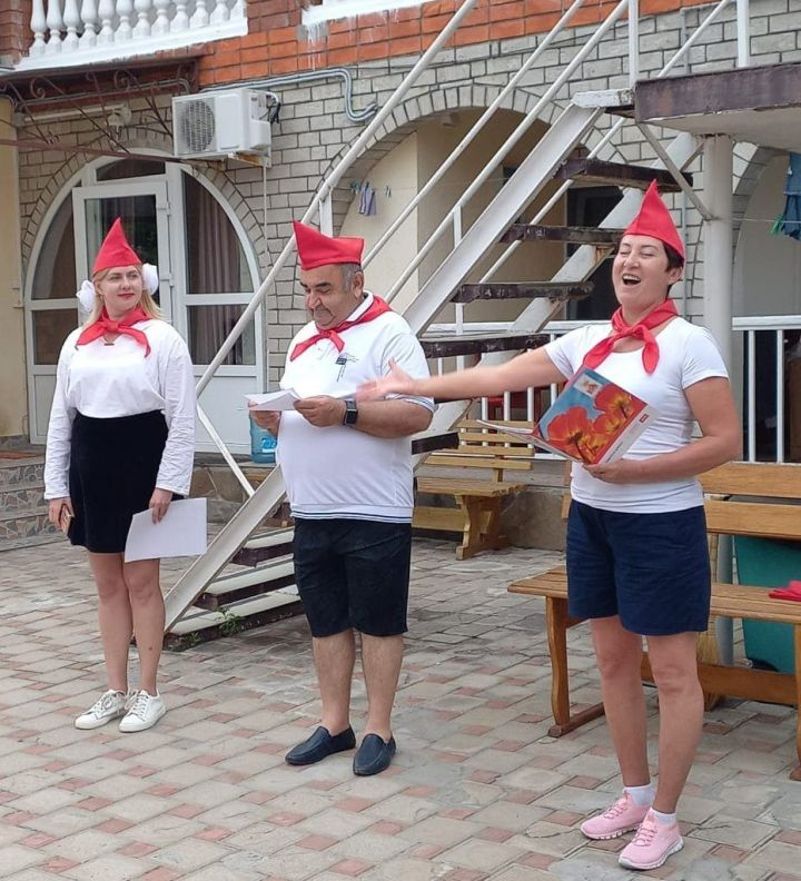 Галстуки, речевки и ночной костер: челнинка уехала в пионерский лагерь для взрослых Галстуки, речевки и ночной костер: челнинка уехала в пионерский лагерь для взрослых