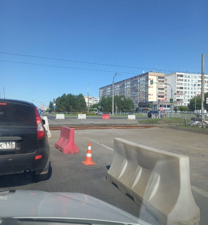 Пробка в полкилометра: на проспекте Туфана ремонтируют трамвайный переезд Пробка в полкилометра: на проспекте Туфана ремонтируют трамвайный переезд