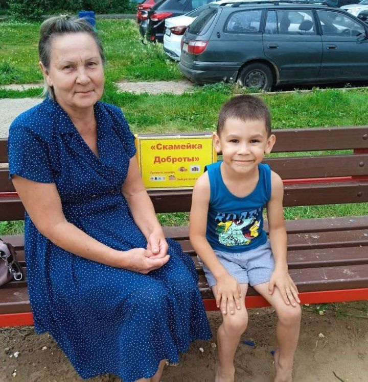 В микрорайоне Бумажников появилась скамейка доброты В микрорайоне Бумажников появилась скамейка доброты