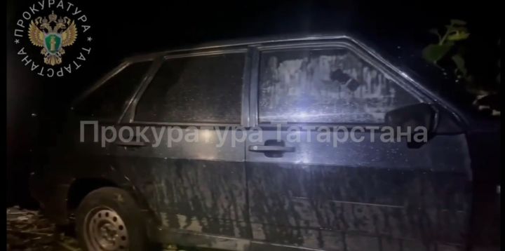 В Татарстане полицейским пришлось стрелять по машине с подростками В Татарстане полицейским пришлось стрелять по машине с подростками