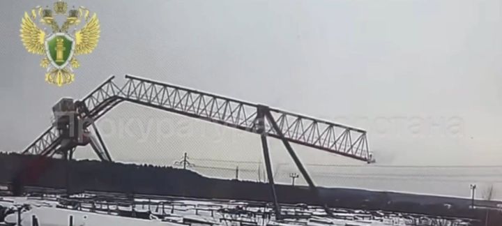 Сложился напополам: в Татарстане крановщица выпала из рухнувшего крана