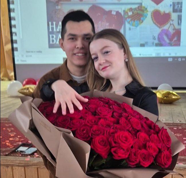 Полицейский и фельдшер обручились в школе Челнов, где познакомились