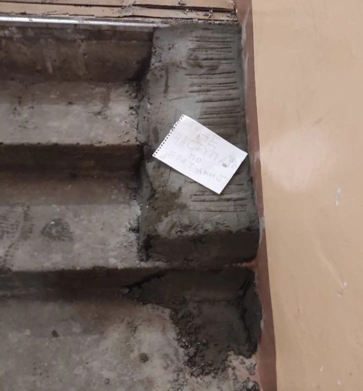 В Челнах вместо пандуса в подъезде соорудили бордюр