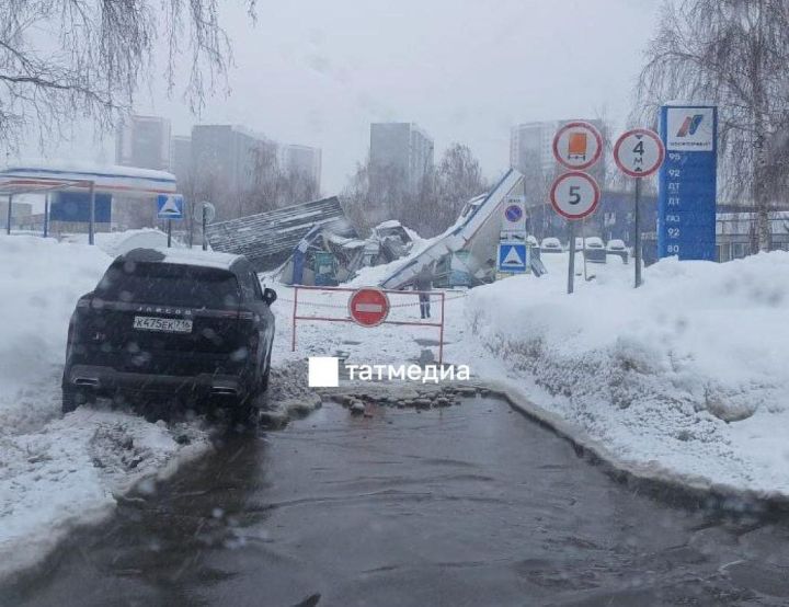 В Казани под тяжестью снега рухнула АЗС