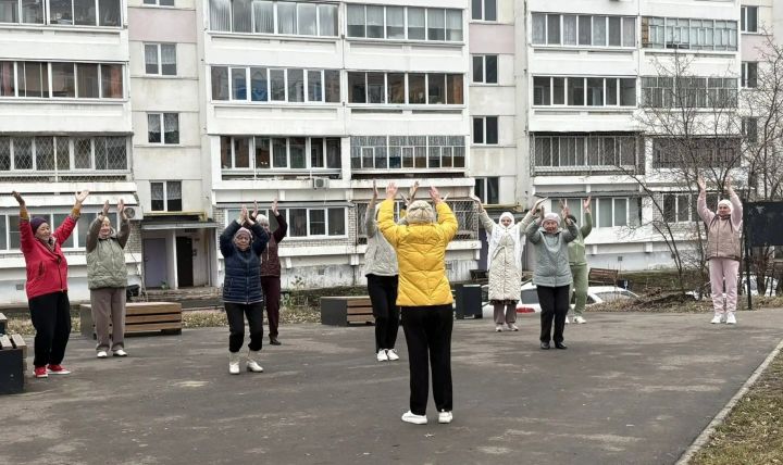 В Челнах двор дома стал площадкой для занятий китайской гимнастикой