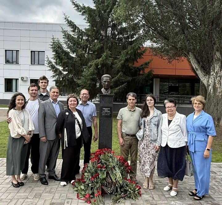 В Челнах открыли бюст первому главврачу БСМП Иреку Ишкинееву