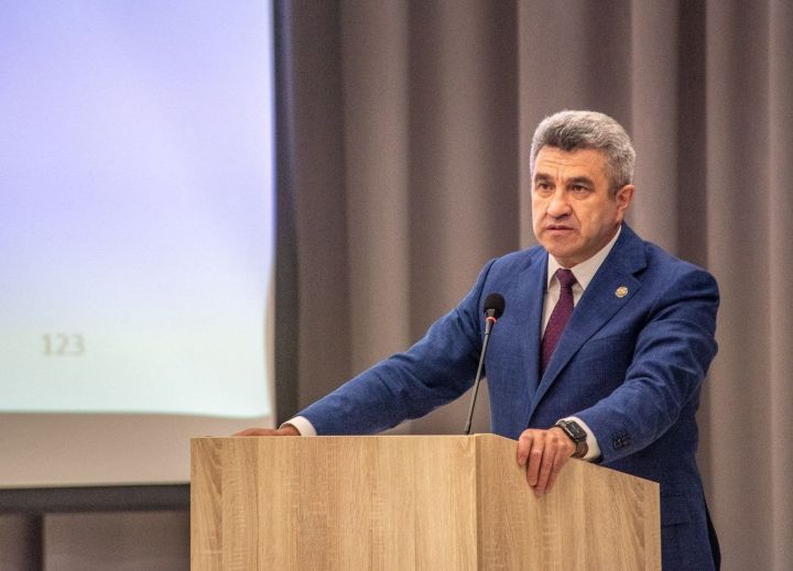 «Куда они должны идти?»: министр раскритиковал школы за нехватку 10-х классов