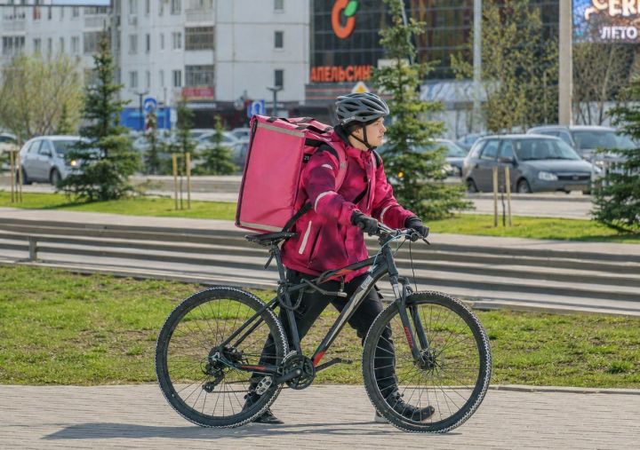 В Челнах курьер на электровелосипеде попал под колеса автомобиля