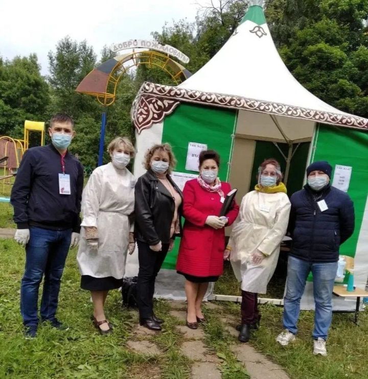 Маски, перчатки и шатры: глава района вспомнил выборы в Челнах в период пандемии