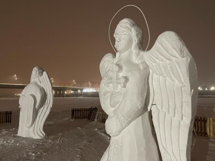 Двух снежных архангелов изготовили в Челнах к Крещению [+фото]