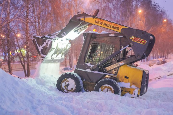 Миллионы на снег: как  управляющие компании  используют спецтехнику  во дворах