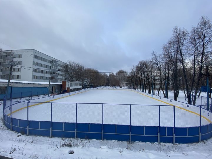 В Набережных Челнах начали заливать корты в микрорайонах