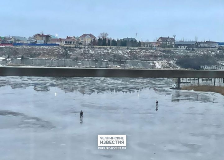 Несмотря на оттепель, в Челнах рыбаки вышли на неокрепший лед