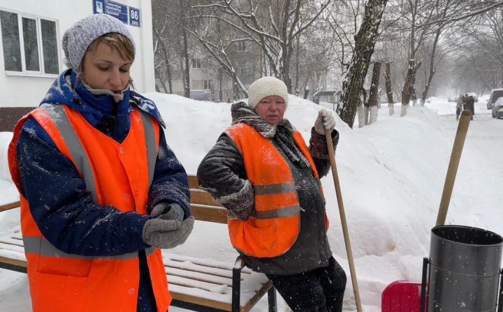 Журналист “Челнинских известий” отработала в снегопад смену дворником (+ видео)
