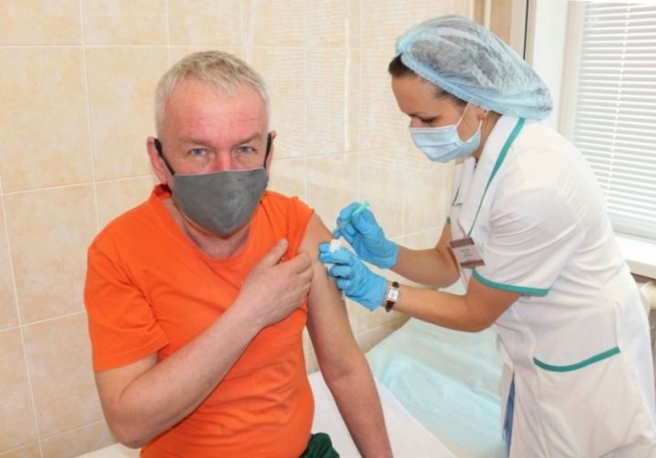 60 работников КБК сделали прививку в здравпункте комбината