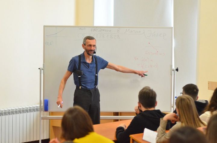 Математик Алексей Савватеев: «Базовый уровень ЕГЭ сдать легко»