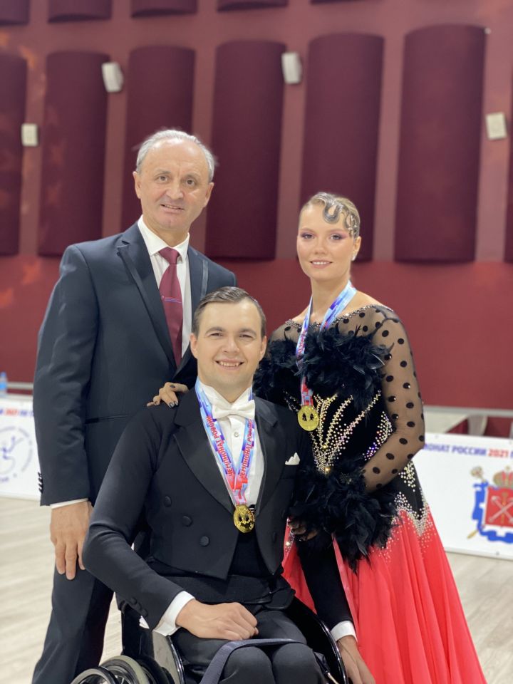 Пара из Челнов завоевала золото чемпионата России в танцах на колясках