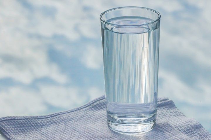 Россиянам объяснили, сколько воды нужно пить ежедневно