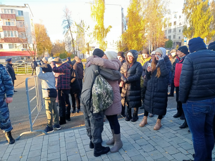 «Ты нас на долго не оставляй»: в Челнах состоялась отправка офицеров на СВО