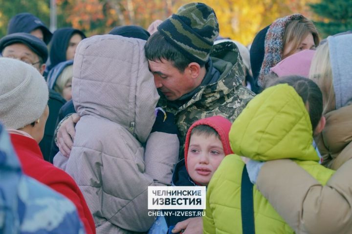 Недавно вернулся со «срочки», иду на вторую смену: как Челны вновь провожали мобилизованных