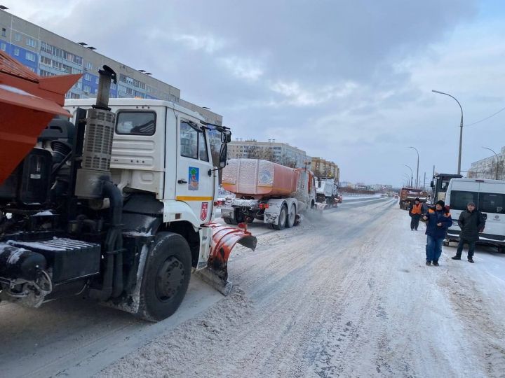 В Челнах более 80 единиц техники чистят дороги от снега