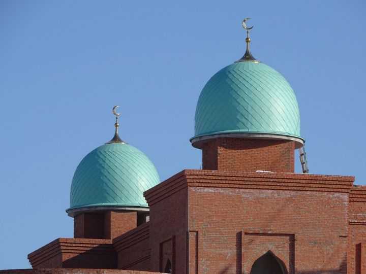 На Соборной мечети «Джамиг» установили купола и полумесяцы