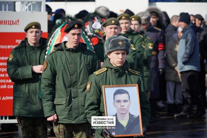 «Автоград скорбит»: в Челнах простились с погибшим на Украине Артуром Шарафеевым