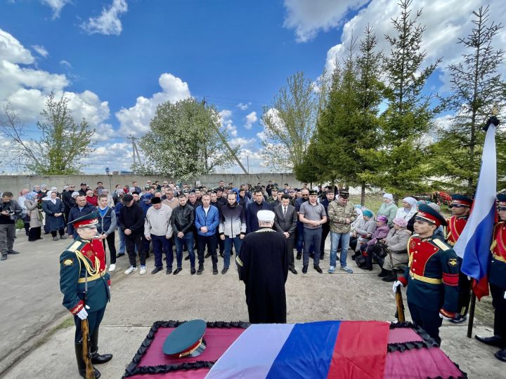 «Только вот сейчас победим, и я приеду»: в Челнах похоронили комбата Рамиса Загртдинова
