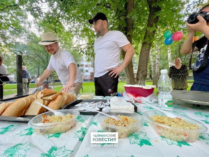 Челнинцы накрыли стол с угощениями для ремонтирующих двор строителей