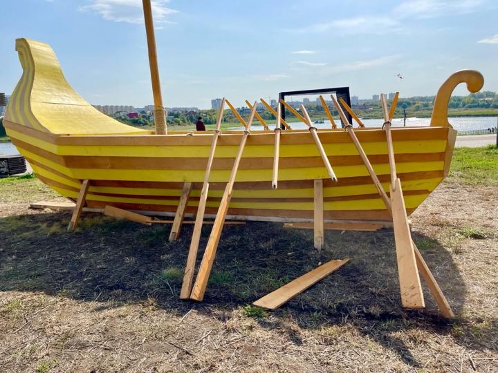 Вандалы сломали весло у ладьи на набережной Тукая