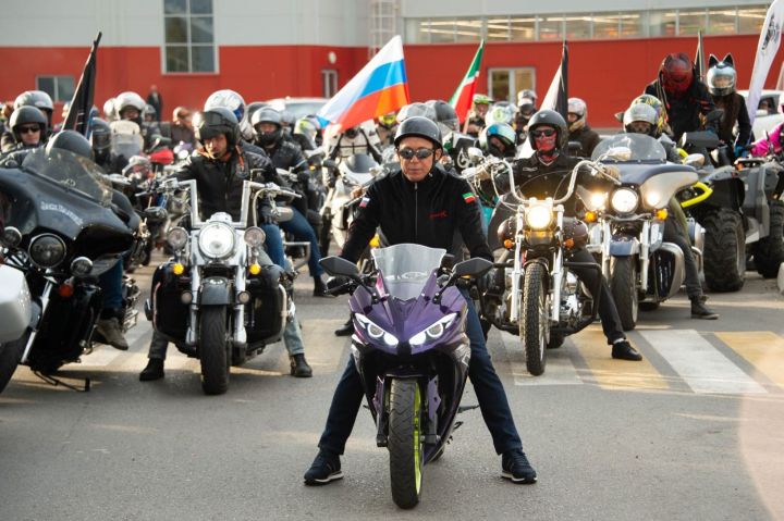 Мэр Нижнекамска на мотоцикле вместе с байкерами закрыл мотосезон