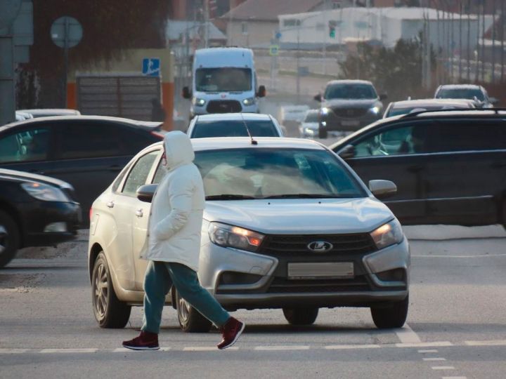 «Если он на пешеходном переходе, то в броне»: водители и пешеходы жалуются друг на друга