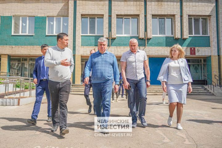 «Будет как новая»: Наиль Магдеев осмотрел ход ремонта школы №44