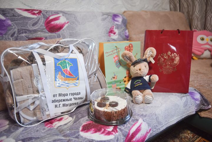 Наиль Магдеев сделал подарки семьям военнослужащих, в которых совсем недавно родились малыши