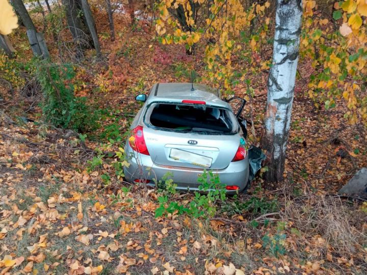 Пенсионер на Kia влетел в трактор с прицепом и оставил его без колес