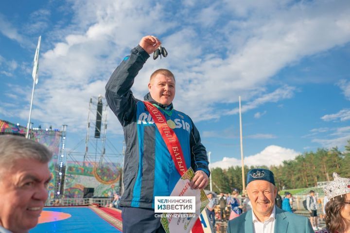 Батыр Сабантуя Ранис Гилязетдинов подарил маме подписку на «Челнинские известия»