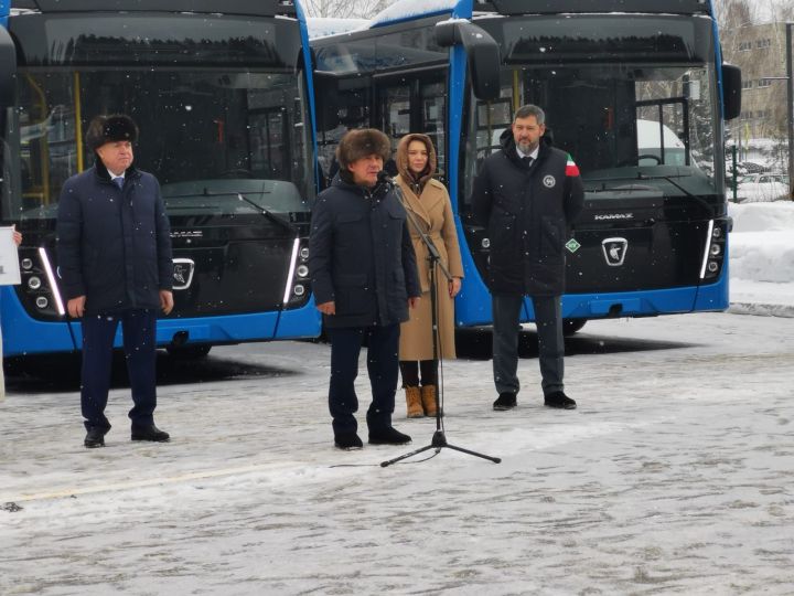 Первые десять больших автобусов из партии в девяносто машин передали Набережным Челнам