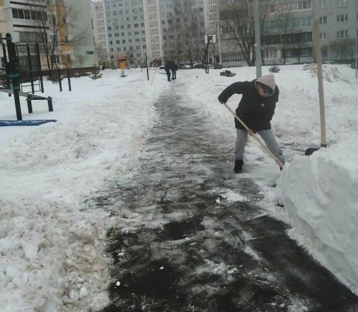 Председатель ТОС платит школьникам из своего личного бюджета за уборку тротуаров от снега