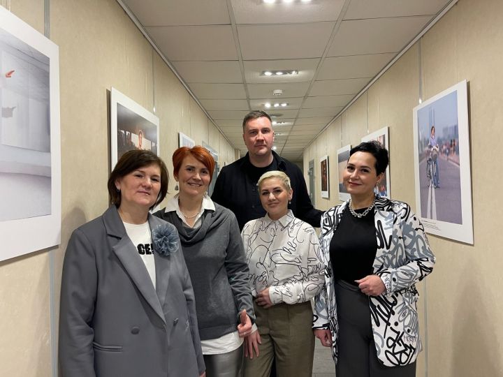 Выставка портретов челнинок, столкнувшихся с раком, открылась в Казани Выставка портретов челнинок, столкнувшихся с раком, открылась в Казани