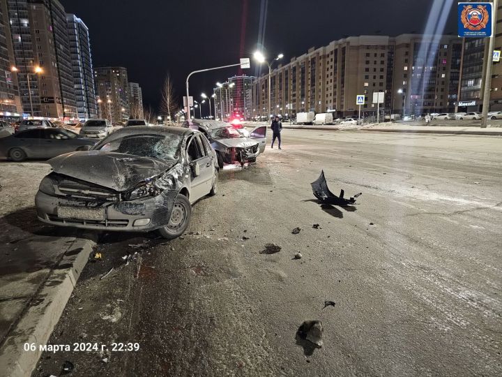 «А я в вас врезался?»: в Челнах «Ларгус» с пьяным водителем приземлился на иномарку «А я в вас врезался?»: в Челнах «Ларгус» с пьяным водителем приземлился на иномарку