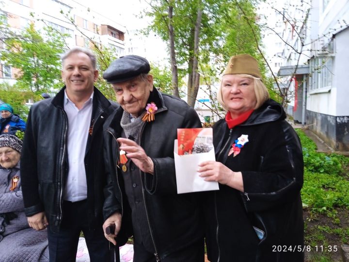 В Челнах 91-летний ветеран станцевал под оркестр у себя во дворе
