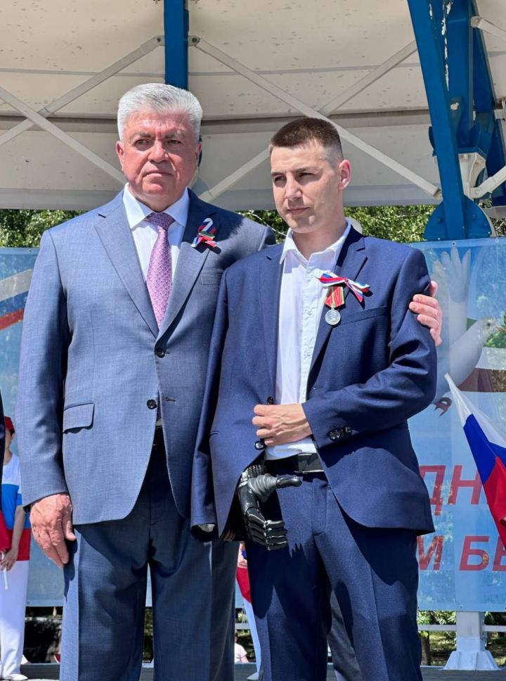 Наиль Магдеев вручил госнаграды 13 челнинцам