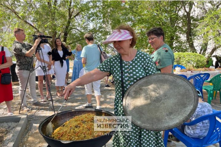 «Аромат на всю округу»: в Челнах строителей «Нашего двора» угостили пловом