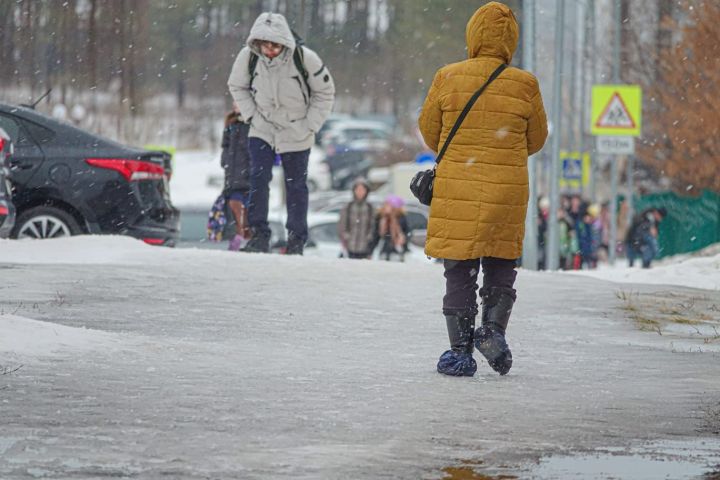 Как ходить в гололед, чтобы не падать: челнинцы поделились лайфхаками