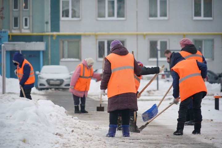 Тысяча рублей в месяц: в Челнах не могут найти дворников и уборщиц