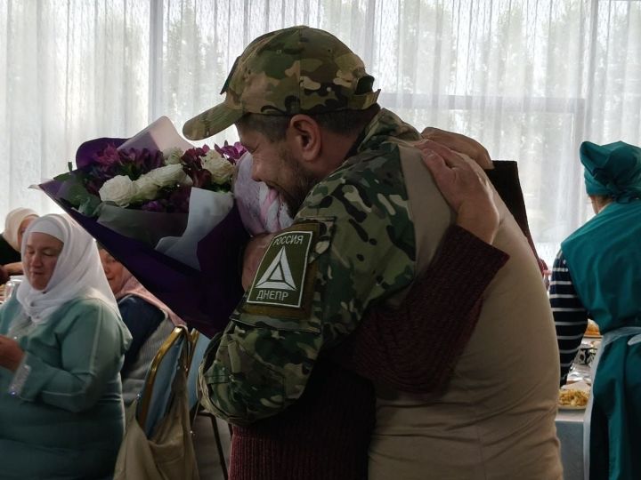 Сюрприз от мухтасибата Челнов: сын вернулся с фронта и обнял мать Сюрприз от мухтасибата Челнов: сын вернулся с фронта и обнял мать