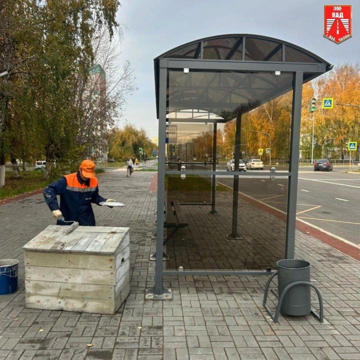 В Челнах возле автобусных остановок ставят ящики для соли В Челнах возле автобусных остановок ставят ящики для соли