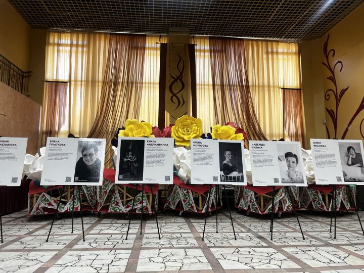 В Челнах работает фотовыставка, в которой приняли участие челнинки с онкологией