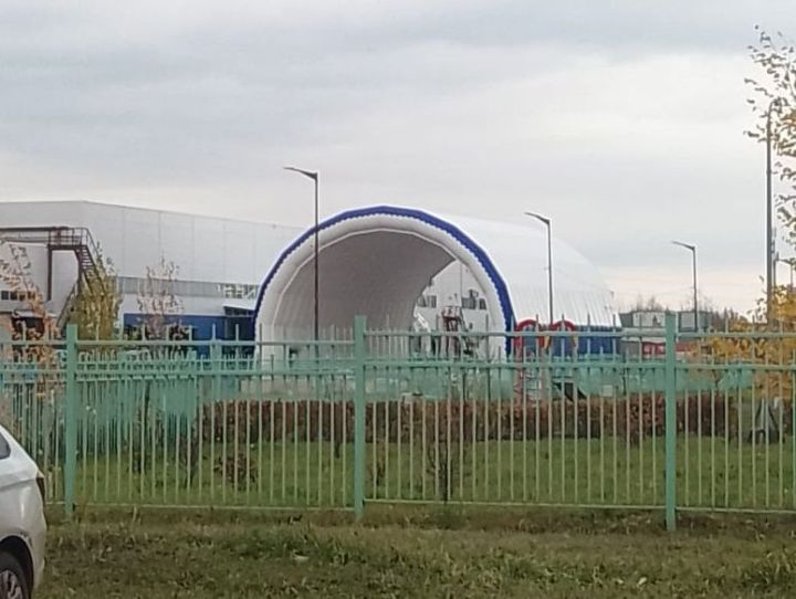 Челнинцев заинтересовала надувная арка за ТЦ «Эссен» в Челнах