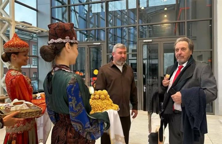 В Татарстане отец Илона Маска поел чак-чак и осудил космические амбиции сына